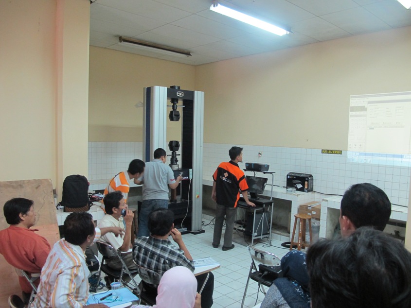 Instalasi & Training Universal Testing Machine